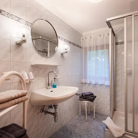 Neurauthof בית הארחה